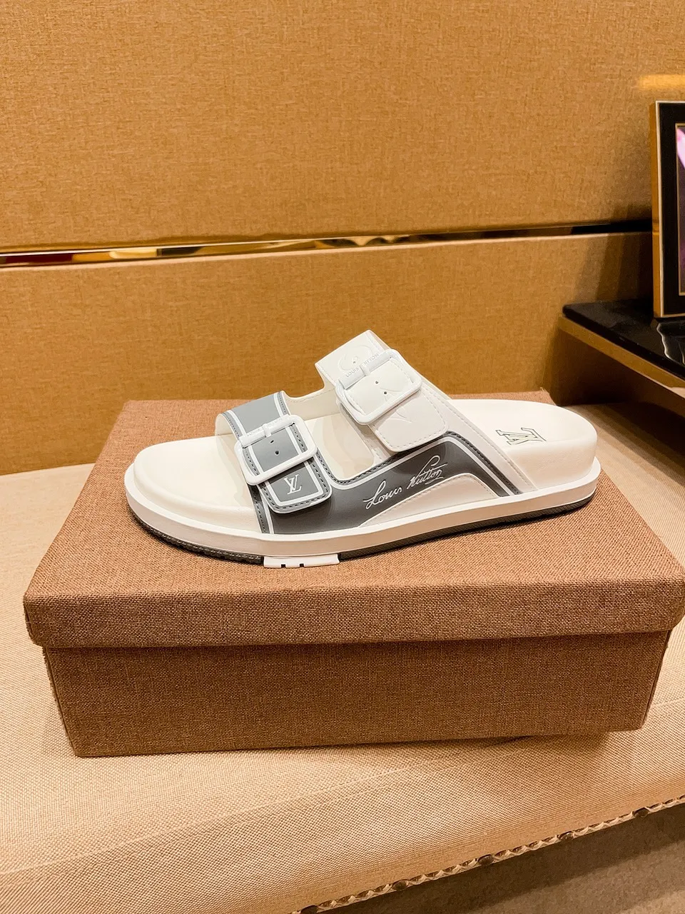 Men's shoes 💰 380 💰 New model on the market 🔥 [LV 🔥 Slippers] High-end 1:1 mold customization of first-layer cowhide, original upgraded version of the outsole, lighter and non-slip. The market's top quality, fashionable and trendy, versatile and popular, simple yet tasteful, a must-have for fashionistas, exuding a fashionable and casual atmosphere, fashion is at your feet, full of confidence, the same style at the counter 👍The season of spring and summer slippers is here, they are super beautiful to wear, 38-44, multiple colors available🔥